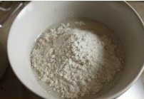 2、草莓奶油蛋糕卷卷,将低粉过筛后倒入步骤1中，略拌至无干粉末状