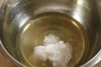 4、草莓奶油蛋糕卷卷,蛋白加入几滴白醋，用打蛋器低速打至粗泡，倒入1/3白砂糖，先低速后高速打发蛋白