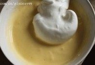 7、草莓奶油蛋糕卷卷,再取三分之一蛋白拌入步骤一中的蛋黄糊内