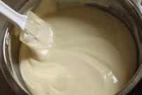 8、草莓奶油蛋糕卷卷,将步骤7中拌好的蛋黄糊倒入剩余的蛋白内，切拌均匀