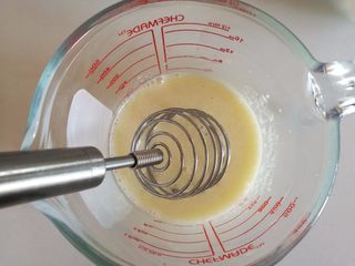 1、彩虹蛋糕,1.牛奶和玉米油混合均匀