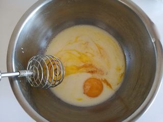 2、彩虹蛋糕,2.蛋黄加入15克白砂糖，再加入混合好的液体，搅拌均匀