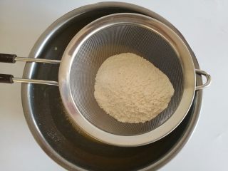 3、彩虹蛋糕,3.筛入低筋粉