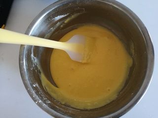 4、彩虹蛋糕,4.用刮刀搅拌均匀，静置