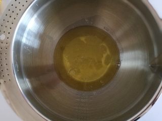 5、彩虹蛋糕,5.蛋白加入15克白砂糖，打发