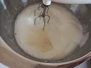 7、彩虹蛋糕,7.打发成细腻状态，再加入15克白砂糖