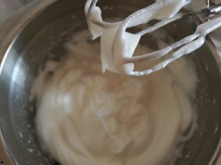 8、彩虹蛋糕,8.最后打发成小尖角状态即可