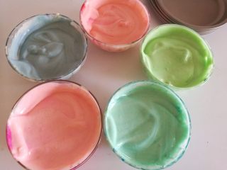 11、彩虹蛋糕,11.面糊分别搅拌好不同的颜色