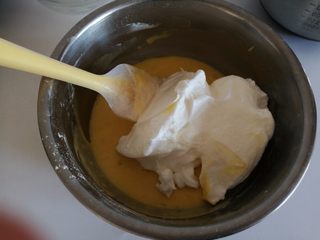 9、彩虹蛋糕,9.蛋白霜粉三次加入蛋黄糊中