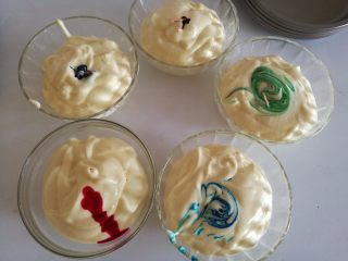 10、彩虹蛋糕,10.搅拌好的面糊分成五份，分别用牙签沾一点色素放在里面