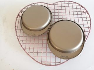 14、彩虹蛋糕,14.烤好的蛋糕片拿出来倒扣放凉