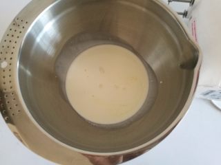 16、彩虹蛋糕,16.淡奶油中加入细砂糖20克