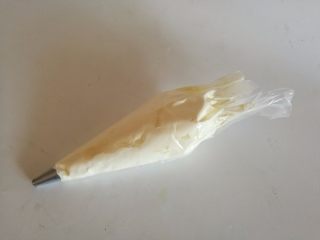 17、彩虹蛋糕,17.打发好的淡奶油放入裱花袋中