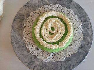 18、彩虹蛋糕,18.放在转台上，一层蛋糕，一层奶油