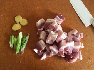 2、（Chinese Burger King）肉夹馍,切成小块 准备葱段 姜片