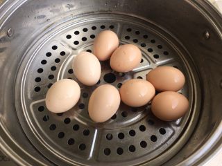 3、（Chinese Burger King）肉夹馍,八个鸡蛋上锅 隔水蒸10分钟。