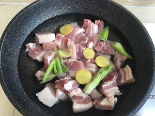 4、（Chinese Burger King）肉夹馍,肉，葱，姜放入锅内加水 煮开 焯水