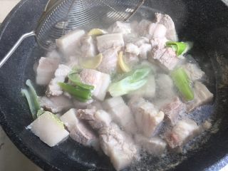 5、（Chinese Burger King）肉夹馍,焯好捞出放入盆内