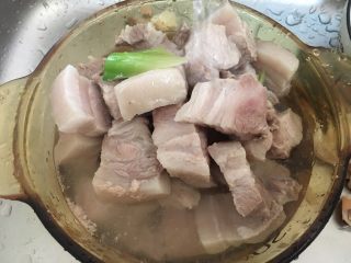 6、（Chinese Burger King）肉夹馍,用清水洗掉肉上面浮沫 葱 姜 不要了