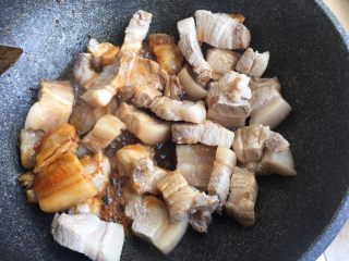 9、（Chinese Burger King）肉夹馍,把肉放入锅内与糖浆翻炒均匀