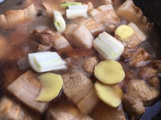 14、（Chinese Burger King）肉夹馍,锅里放新的葱 姜