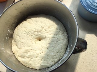 24、（Chinese Burger King）肉夹馍,用手指粘面戳个洞下去，洞不回弹 为好