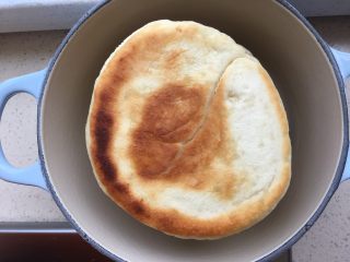 32、（Chinese Burger King）肉夹馍,烙好的饼放入小锅内保温