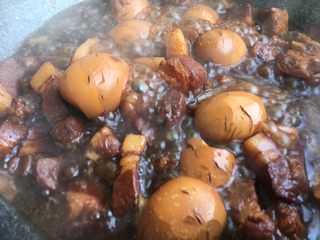 35、（Chinese Burger King）肉夹馍,关火倒入保温锅里