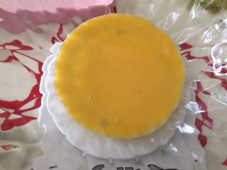 1、只属（紫薯）瓜子酥,同一个干净的大碗，放入鸡蛋液（一个50g左右的鸡蛋，打散，用40g，剩下的擦酥饼表面）