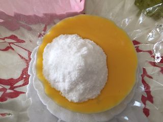 2、只属（紫薯）瓜子酥,放入砂糖