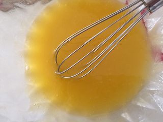 4、只属（紫薯）瓜子酥,用手动打蛋器搅拌均匀至乳化状，备用