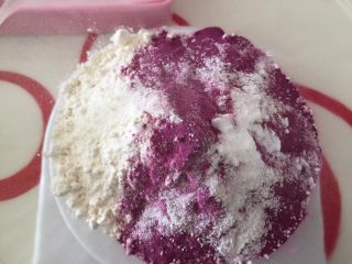 7、只属（紫薯）瓜子酥,放入苏打粉和泡打粉