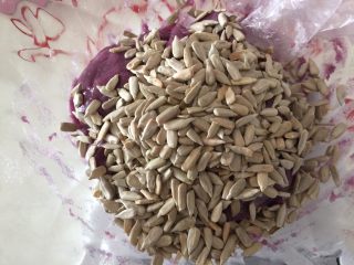 11、只属（紫薯）瓜子酥,抓捏均匀后放入瓜子仁