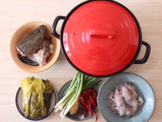 1、砂锅酸菜鱼,黑鱼去掉鱼头和骨头，鱼肉斜着削成片，厚度适中，鱼骨头和鱼片分开