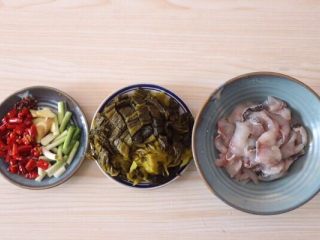 2、砂锅酸菜鱼,鱼片加少许盐、料酒、淀粉（生粉），抓匀，腌制15-20分钟，入味即可；酸菜切小块；葱姜蒜适量、花椒少许、干红椒适量切段