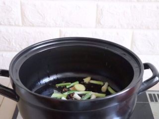 3、砂锅酸菜鱼,砂锅烧热放油，葱姜蒜花椒放进去爆香