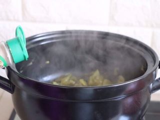 5、砂锅酸菜鱼,放入黑胡椒，再根据自家酸菜的咸度，放入适量食盐