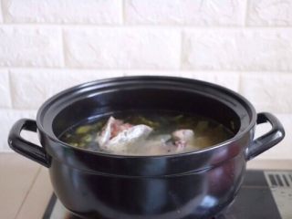 6、砂锅酸菜鱼,锅里加适量冷水（一次性加足，中途切记不要加水，有开水更好）放入鱼骨头