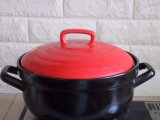 7、砂锅酸菜鱼,大火烧开，转小火焖20-30分钟（这样做出来的汤很鲜美）