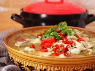 11、砂锅酸菜鱼,把翻炒好的干辣椒和油一起淋在鱼片上，茨啦茨啦的声音有木有，做过酸菜鱼的姐妹会有同感，很美味的说，撒上香菜，就可以开吃了