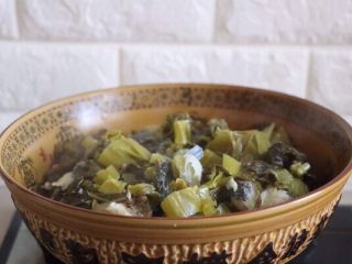 9、砂锅酸菜鱼,连鱼带汤，一起倒在碗里的酸菜上