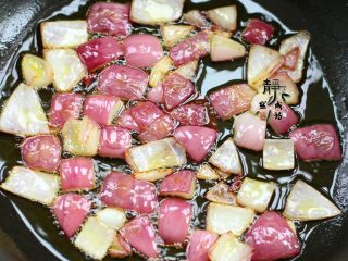 4、南瓜香菇鸡腿焖饭,热锅热油，先下葱头小火煸炒出香味。我喜欢把它炒至微微发焦黄，这样葱头的香味充分融合到油中，焖出来的饭特别香。