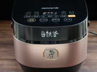 10、南瓜香菇鸡腿焖饭,按下煮饭程序把饭煮熟。