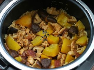 11、南瓜香菇鸡腿焖饭,焖饭即是把蔬菜炒出香气后加到米中，然后一起焖熟，蔬菜可以是自己喜欢的任意蔬菜，但不能选择水分过大的蔬菜，不然焖饭就水渍渍的了。