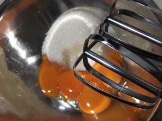 1、巧克力冰淇淋,蛋黄、柠檬汁、盐、细砂糖等一起打发至干性发泡。