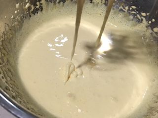 2、巧克力冰淇淋,打发好的蛋黄液打蛋器提起蛋液花纹不会消失。