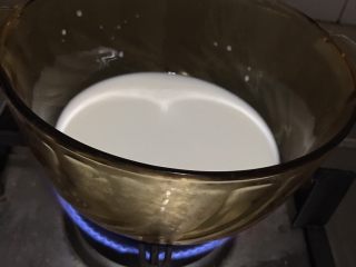 3、巧克力冰淇淋,牛奶烧开，冒泡即可。