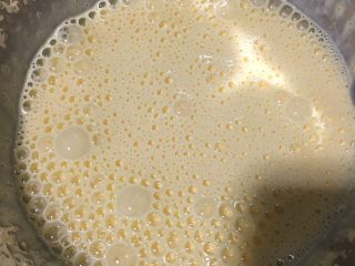 4、巧克力冰淇淋,将牛奶慢慢倒入蛋黄液，打蛋器继续保持高速发达。