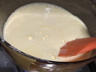 5、巧克力冰淇淋,打发好的牛奶蛋黄液蓬松轻盈，没有烫出蛋黄花。