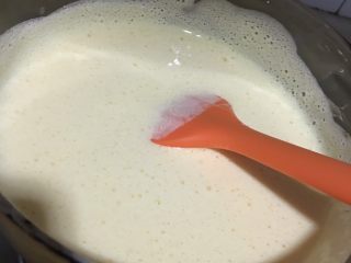 6、巧克力冰淇淋,牛奶蛋黄液放火烧开，微微冒泡即可，静置放凉备用。